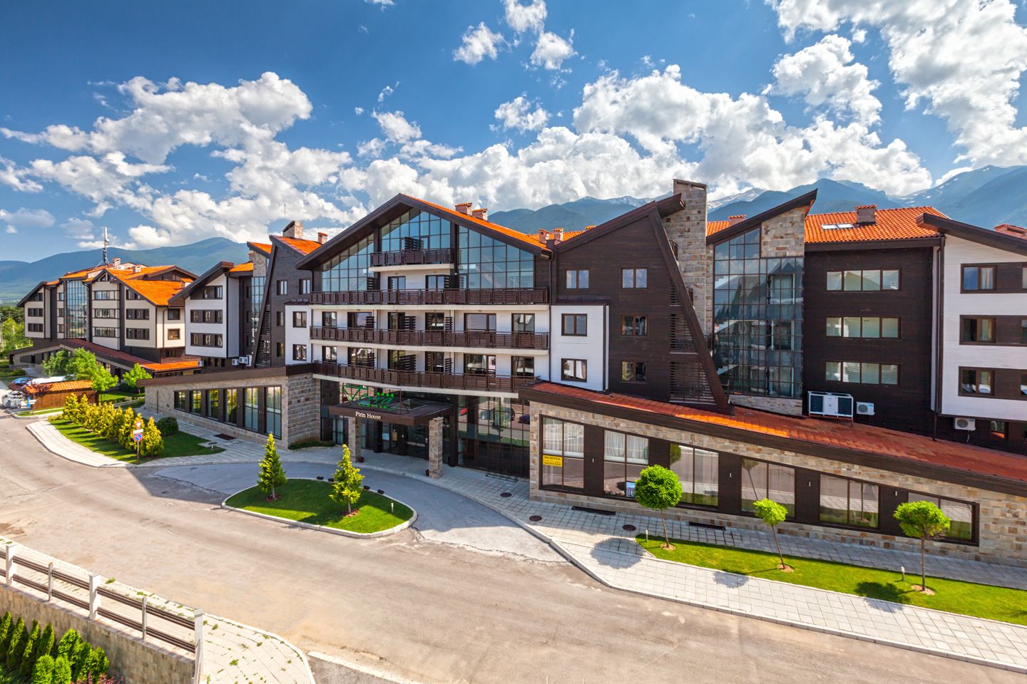Zimní pohled z balkonu na hory a resort Terra Complex